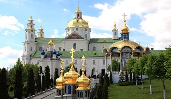 Священники Почаевской лавры, вопреки обещаниям, не закрыли храм на Пасху  