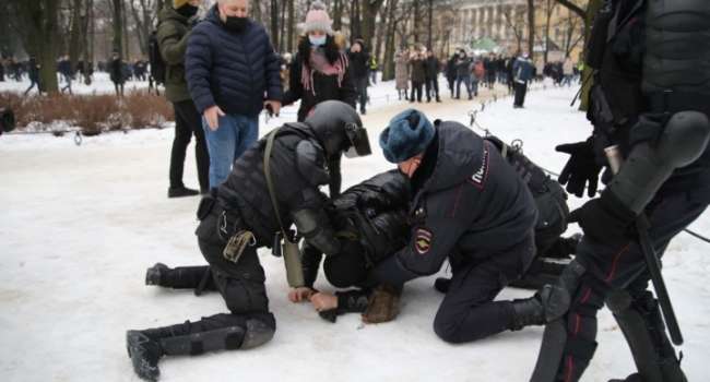 С помощью Навального Путин зачистит протестные настроения в стране, – политолог