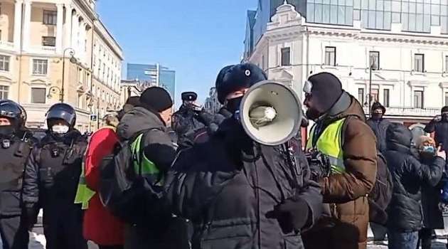 Более сотни задержанных и в оцеплении ОМОНа: в России начались акции протеста из-за Навального 