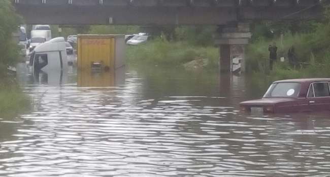 Уровень жизни в оккупированной Макеевке шокирует: на дороге «утонула» фура 