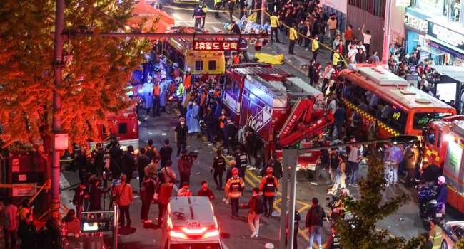 Десятки людей пострадали в Сеуле во время вечеринки в честь Хэллоуина - у многих проблемы с дыханием